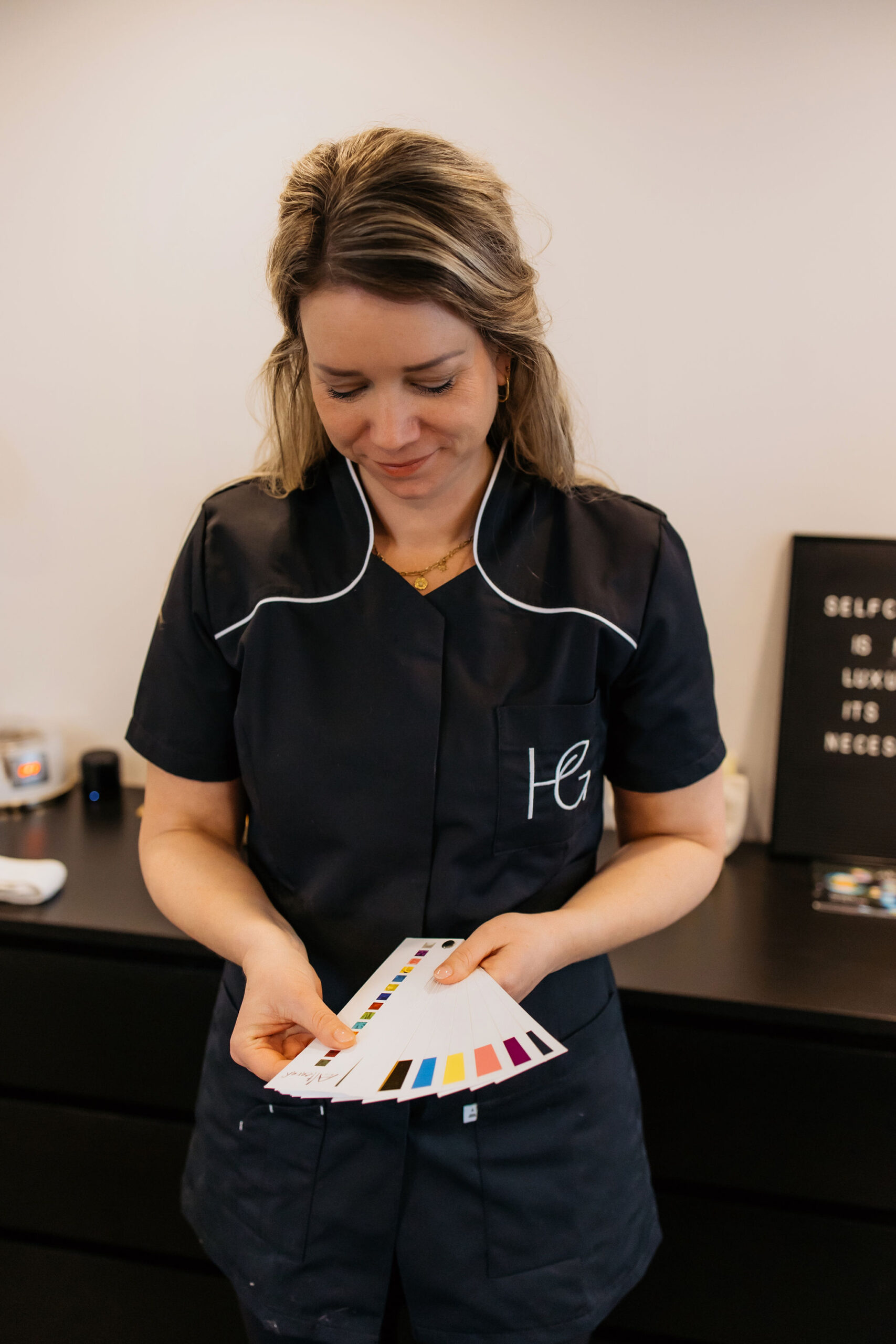 Irma aan het werk in de salon